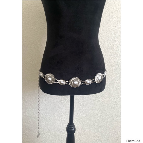 Accessories - Closet Closing 7.15 ‼️ Country western chain belt with white stones